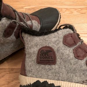 Sorel womens winter boots size 9.5. Used for 1/2 season in like new condition.